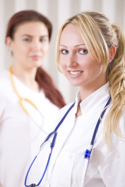 Två kvinnliga läkare — Stockfoto