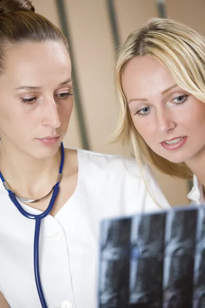 Läkare undersöka röntgen skanningar — Stockfoto