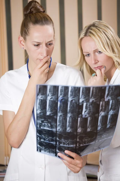 女医生阅读 x 射线扫描 — 图库照片