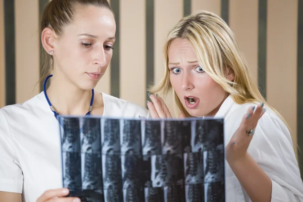 Women doctors reading x-ray scans — Stock Photo, Image