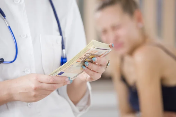 Betala för medicinsk behandling — Stockfoto