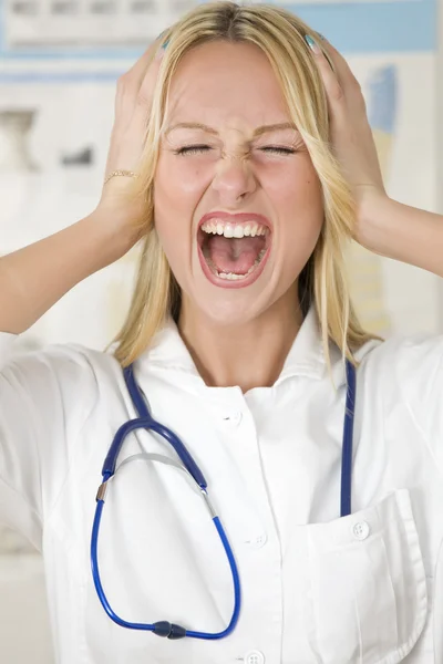 Stressad läkare som skriker — Stockfoto