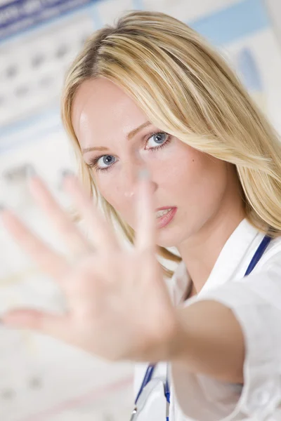Лікар показує зупинити жест — стокове фото