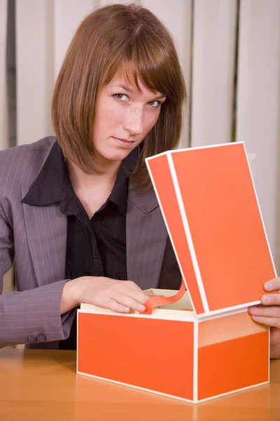 Жінка з індексною коробкою за офісними роботами — стокове фото