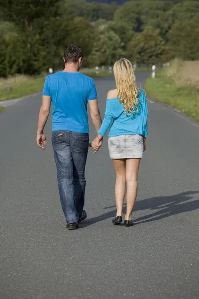 Paar läuft auf der Straße — Stockfoto