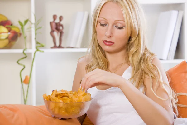 Smutná žena jíst lehká jídla doma — Stock fotografie
