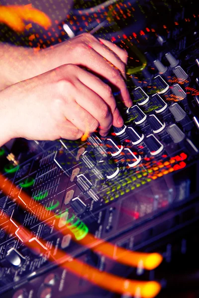 DJ грає музику в нічному клубі — стокове фото