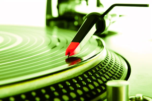 Gramofon hraje vinyl s hudbou — Stock fotografie
