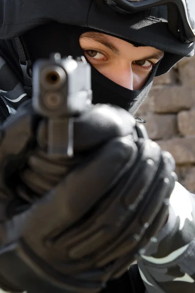Portrét vojáka cílení s pistolí — Stock fotografie
