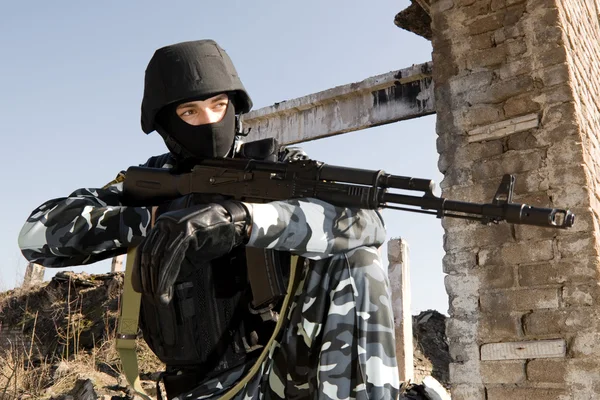 Солдат с автоматической винтовкой АК-47 — стоковое фото