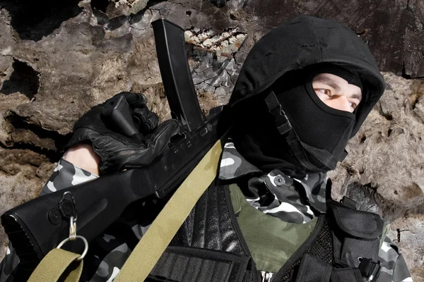 Portait otomatik silah ile askerin — Stok fotoğraf