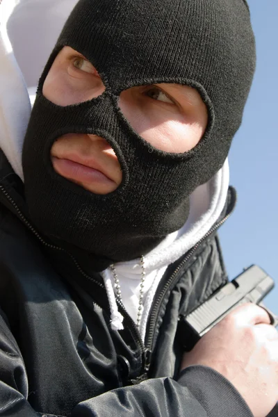 Morderca w czarna maska czeka na swoją ofiarę — Zdjęcie stockowe