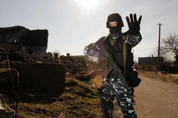 Soldat mit Waffe gibt Stoppschild — Stockfoto