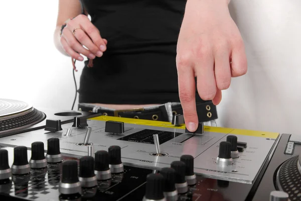 Ręce kobiece DJ na mikser — Zdjęcie stockowe