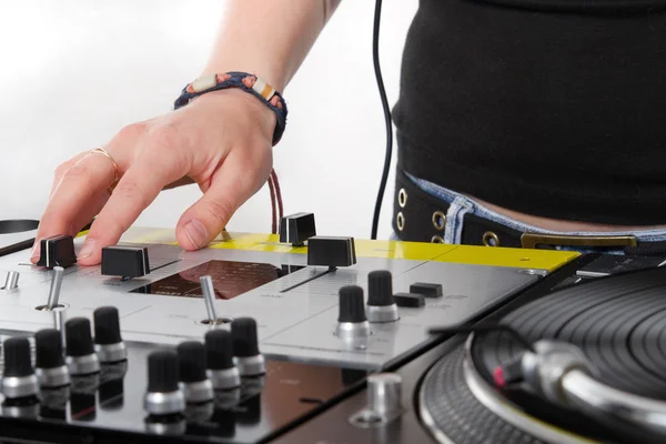 Manos de DJ femenino en el controlador de mezcla — Foto de Stock
