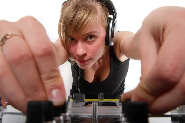 Adolescente chica dj ajuste de niveles de sonido — Foto de Stock
