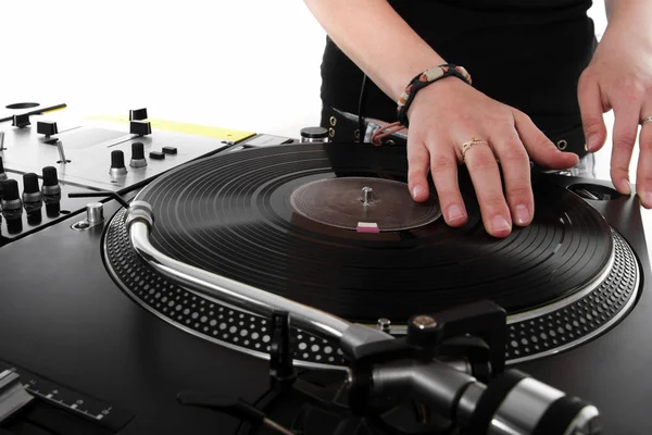 Femme DJ gratter le disque vinyle — Photo