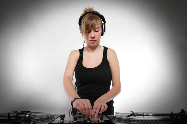 Giovane ragazza DJ mixare musica — Foto Stock