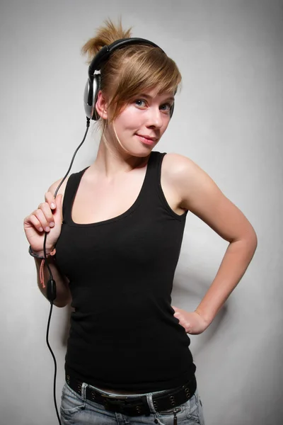 Jovem adolescente DJ em fones de ouvido — Fotografia de Stock