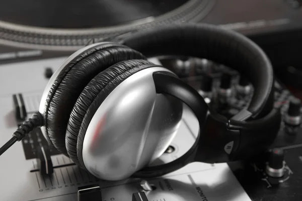 Dynamic closed headphones on mixer — Stock Photo, Image