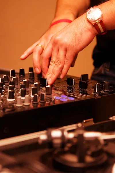 Disc jockey playing music in the club — Stock Photo, Image