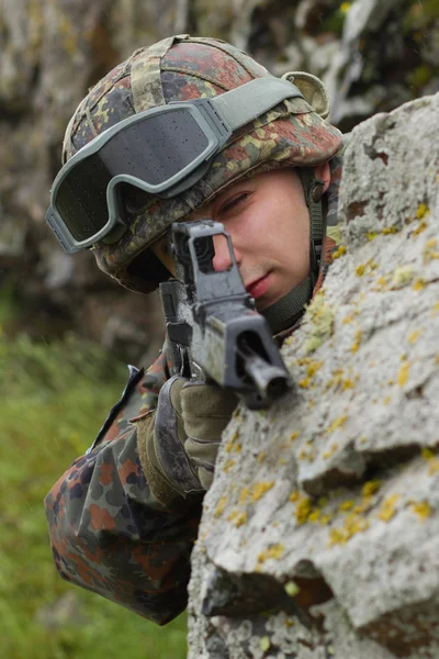 Soldado apuntando con rifle automático — Foto de Stock