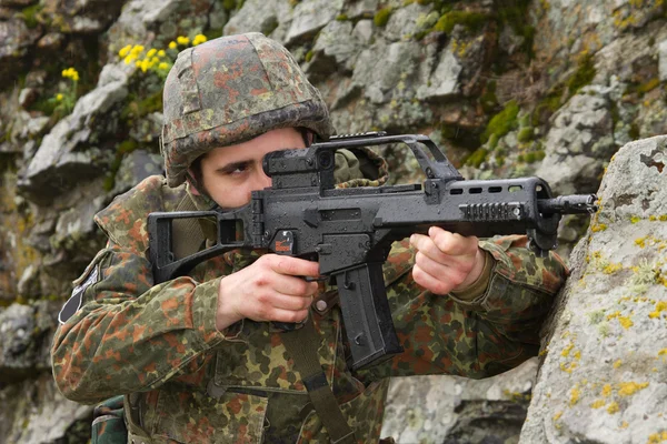 Прицеливание солдат с автоматической винтовкой — стоковое фото