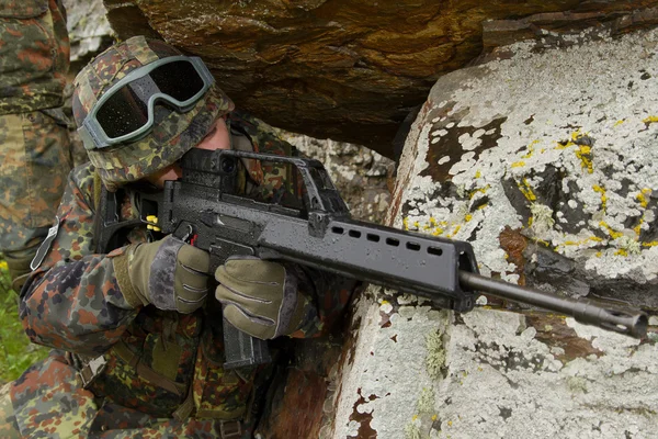 Voják cílení s automatickou puškou — Stock fotografie