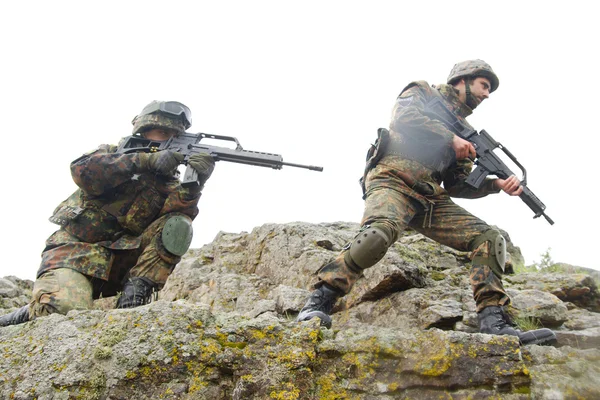 Tentara bergerak di gunung dengan senjata — Stok Foto