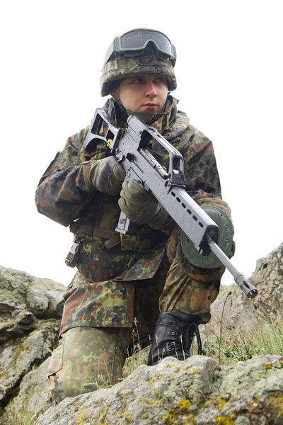 Soldier with automatic gun covering — Stock Photo, Image