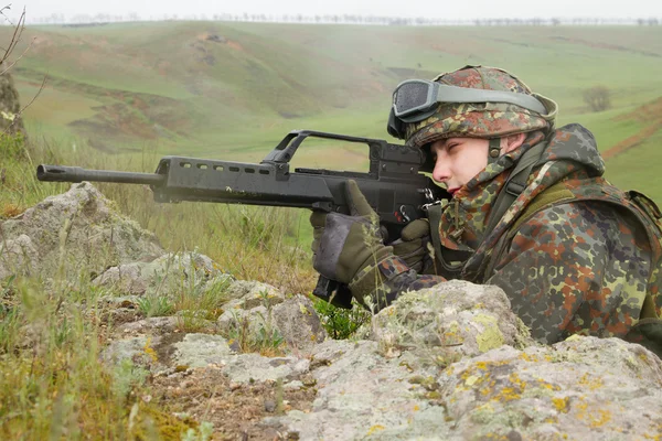 Soldato mirato con fucile automatico — Foto Stock