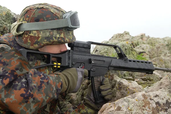Soldat zielt mit Gewehr — Stockfoto
