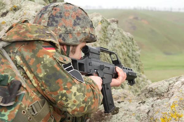 Deutscher Soldat zielte aus verdeckter Position — Stockfoto