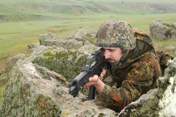 Soldier targeting from covered position — Stock Photo, Image