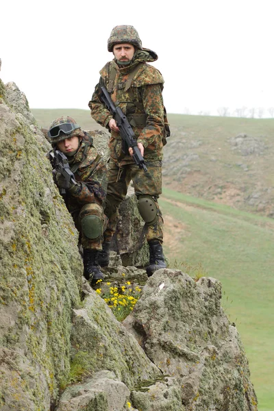 Солдаты на скале — стоковое фото