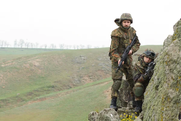 Soldiers on the cliff — Stock Photo, Image