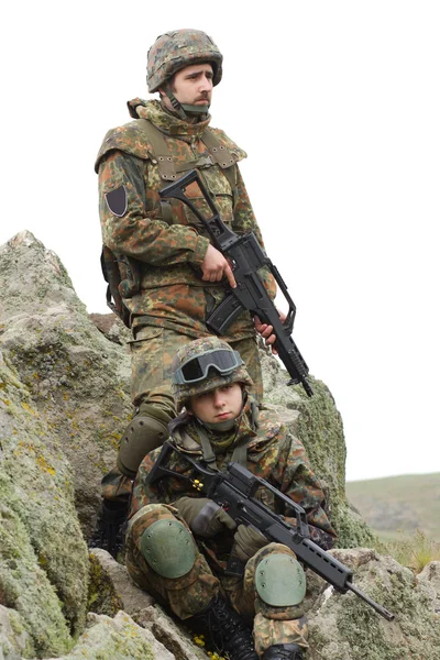 Soldaten mit Gewehren ausgerüstet — Stockfoto