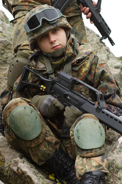 Porträt junger Soldaten mit Helm — Stockfoto