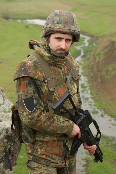 Retrato de soldado con rifle — Foto de Stock