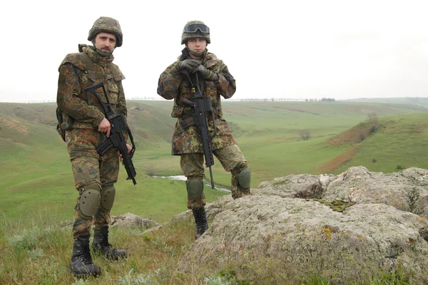 Два солдата на скелі — стокове фото