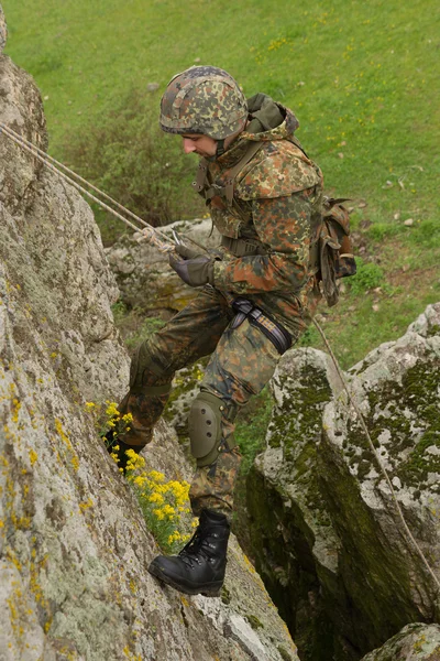Soldier rappeling — Stock Photo, Image