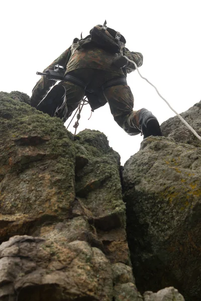 Dangerous military alpinism — Stock Photo, Image