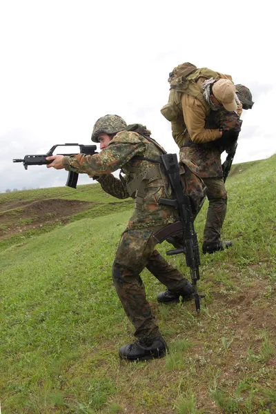 Soldados ajudando seu parceiro ferido — Fotografia de Stock