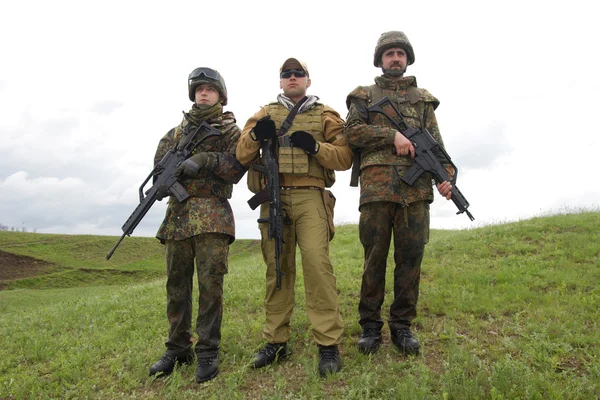 Three soldiers outdoors posing — Stock Photo, Image
