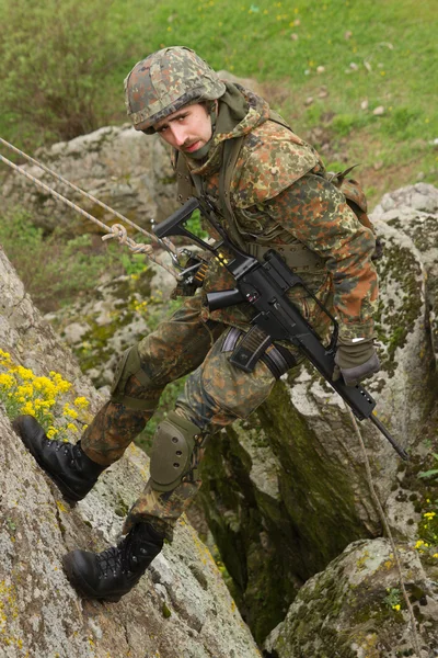 Soldado armado a rapel — Fotografia de Stock
