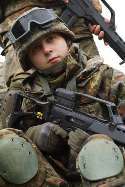 silahı olan genç asker portresi