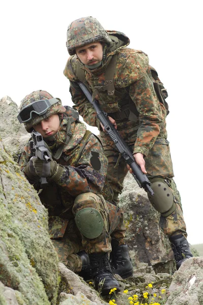 무거운 전투 탄약에 있는 군인 — 스톡 사진