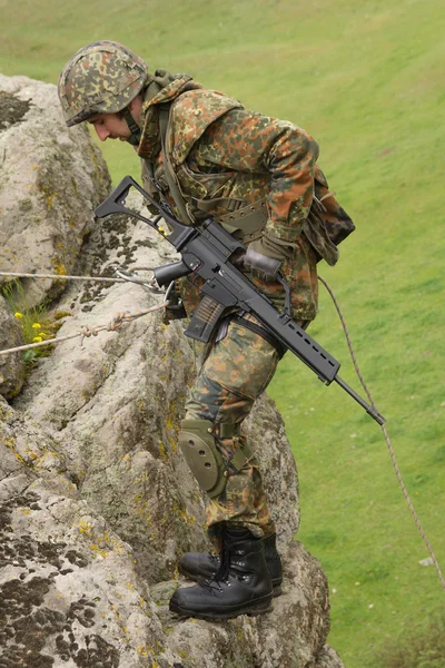 Soldier does alpinism — Stock Photo, Image