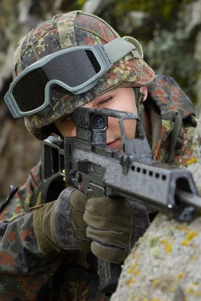 Soldado apuntando el targer con un rifle — Foto de Stock