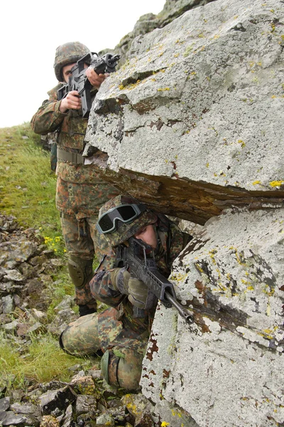 Two soldiers targeting from covered position — Stock Photo, Image